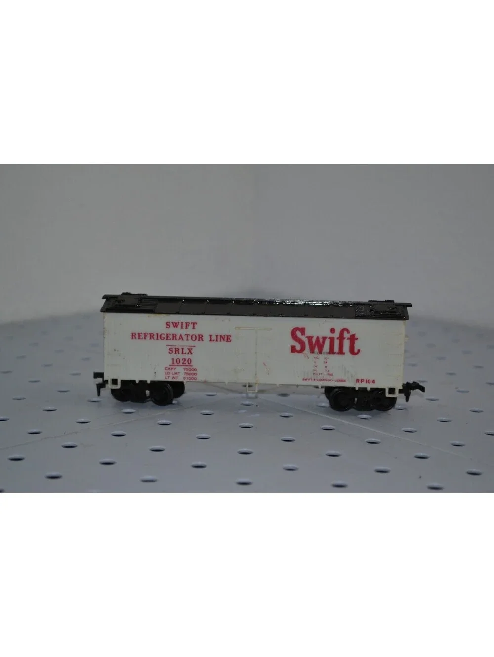 HO Train Lot of 2 Tyco Swift Refrigerator Car & Bachmann Santa Fe Wood Stock Car